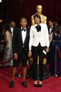 El cantante Pharrell WIlliams, vestido de Lanvin, con su mujer Helen Lasichanh.