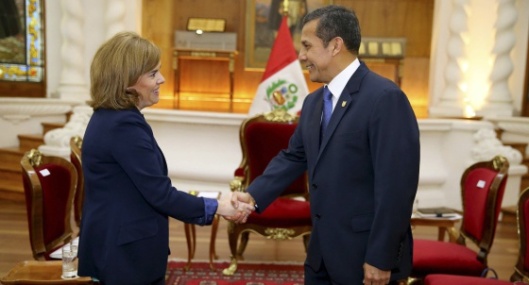 El presidente Humala de Perú saluda a la Vicepresidente Sáenz de Santamaría