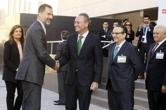 El Rey Felipe VI saluda al presidente de la CA Valencia